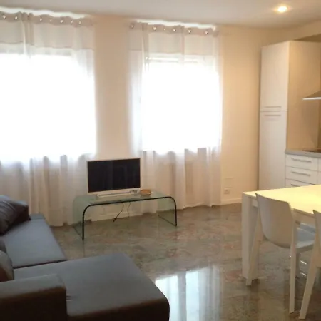 Apartman Un Nido Nel Centro Storico Con Garage